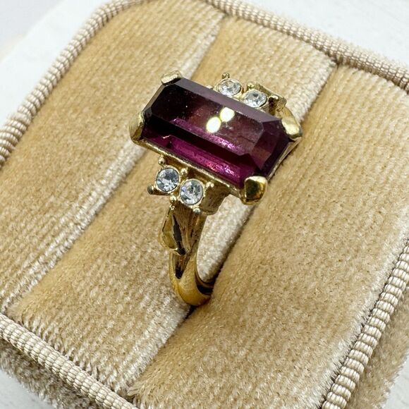 Avon Vtg Plaza IV Amethyst Glass Emerald Cut Cocktail Ring Gold Tone Size 5-6.5 - Picture 6 of 11